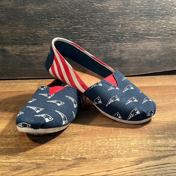 NFL New England Patriots Women's Slip-on Shoes Navy and Red Striped Patriots Fan - Picture 4 of 6